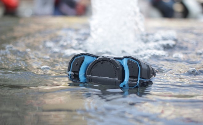 Sau khi ngâm chiếc loa Braven BRV - 1 này vào trong nước thì đồng thời cho phát nhạc qua Bluetooth thì âm thanh của loa vẫn rất lớn và tiếng ấm
