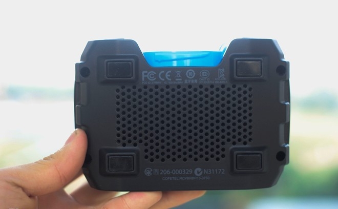 phía mặt sau của Braven BRV - 1