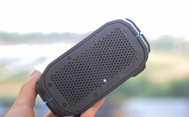 Trên chiếc loa chống nước Braven BRV – 1 còn có các lỗ lục giác nhỏ