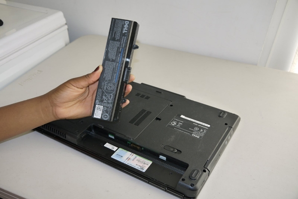 Không cắm pin laptop khi sạc