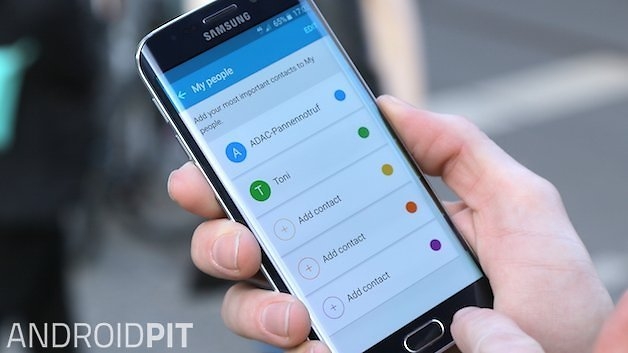 S6 Edge mang đến cảm giác mảnh, sắc và lúng túng khi cầm trên tay