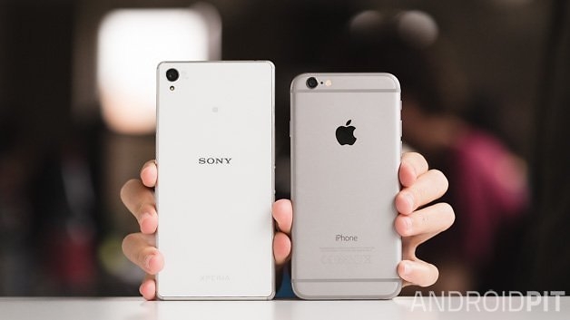 Xperia Z3 (bên trái) và iPhone 6