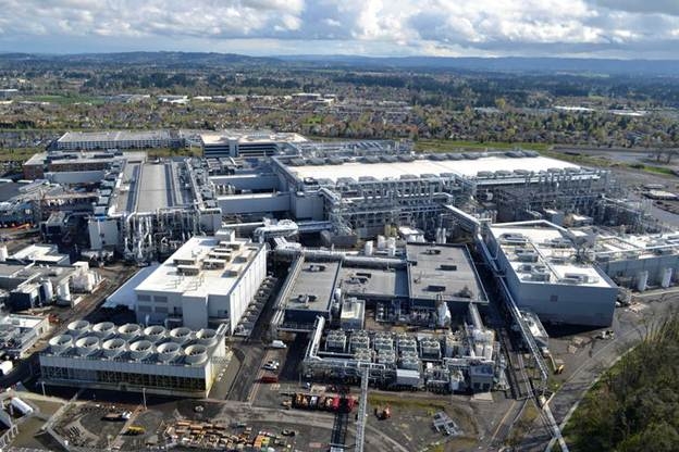 tất cả những đối tượng trên tấm hình có kích thước nhỏ trong bức ảnh