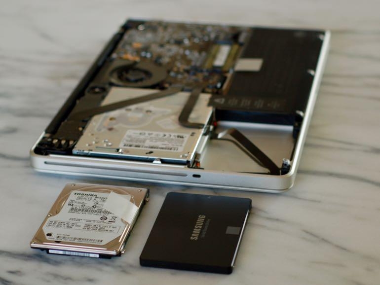 Thay thế sử dụng một ổ đĩa cứng SSD