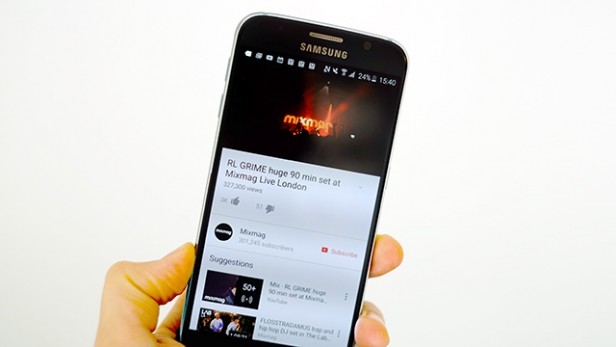Video sẽ được phát từ Youtube thông qua kết nối Wi-Fi