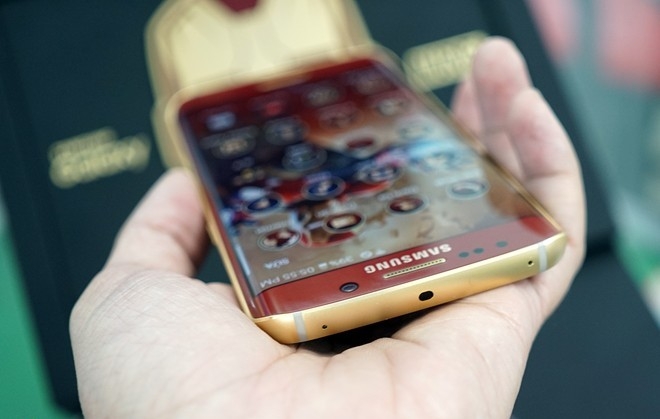 Có thể nhận thấy rõ ràng màu vàng trên chiếc Galaxy S6 Edge bản Iron Man