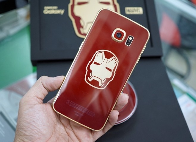 Ấn tượng nhất chính là mặt sau của Galaxy S6 Edge bản Iron Man khi được trang bị logo mặt nạ đặc trưng của người sắt anh hùng