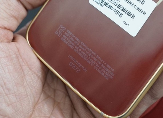 Samsung cũng in cả thông tin lên chiếc Galaxy S6 Edge bản Iron Man