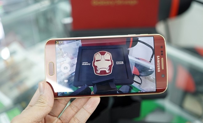 Chiếc Galaxy S6 Edge phiên bản Iron Man có cấu hình và camera tương tự như phiên bản Galaxy S6 Edge tiêu chuẩn