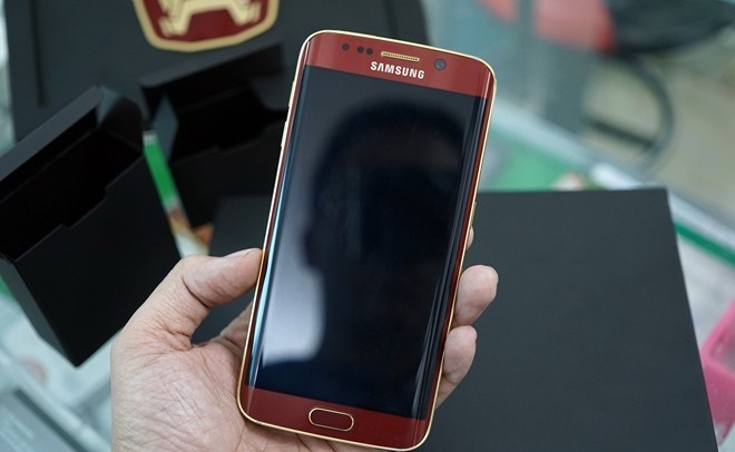 Chiếc Galaxy S6 Edge phiên bản Iron Man có toàn thân máy được bao phủ màu đỏ