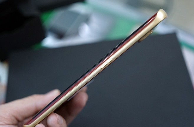 Chính bộ áo giáp của siêu anh hung Iron Man đã là ý tưởng tạo nên chiếc Galaxy S6 Edge bản Iron Man với hai màu đỏ sẫm và vàng sâm panh