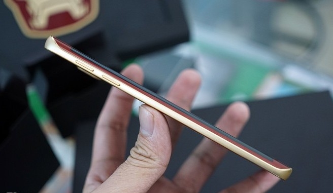 Các chi tiết được trang bị trên phiên bản Galaxy S6 Edge -Iron Man không có gì khác biệt so với chiếc Galaxy S6 Edge bản tiêu chuẩn