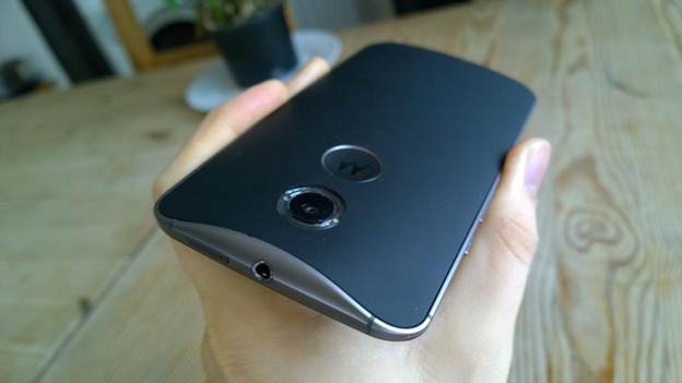 Moto X 2014 có khung viền được làm bằng kim loại