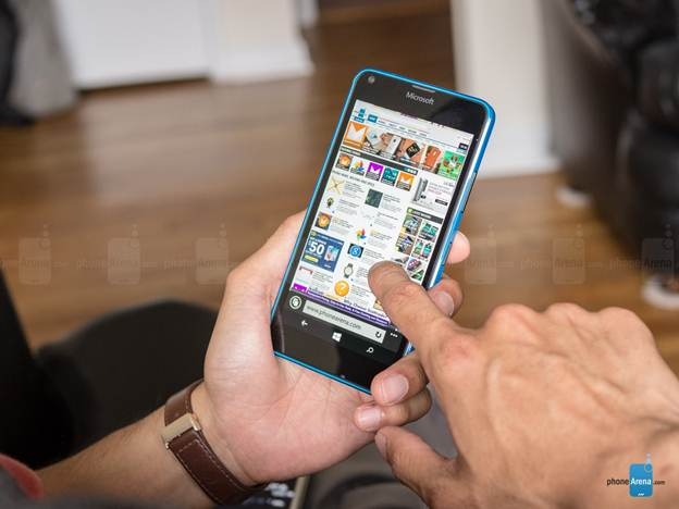 Lumia 640 hiện được bán với giá 3,7 triệu đồng