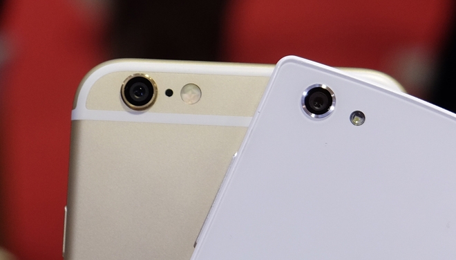​Bphone có camera không lồi khi so với iPhone 6