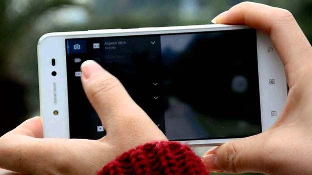 Camera trước 8 megapixel hỗ trợ đèn flash LED