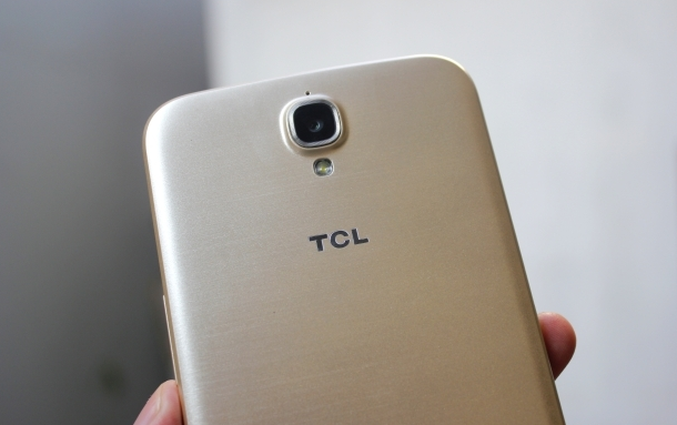 mặt sau smartphone TCL M2U
