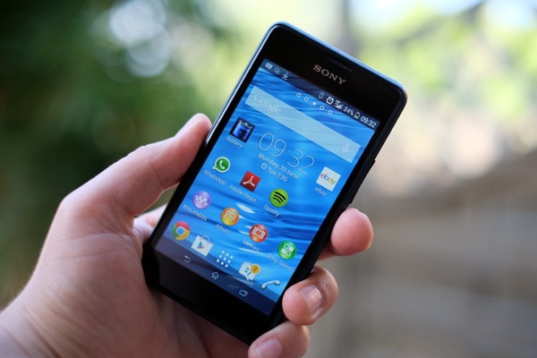 Thiết kế đẹp, chắc chắn và gọn gàng là những gì mà bạn sẽ thấy trên Sony Xperia E1