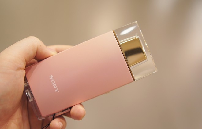 máy ảnh tự sướng mang tên Sony Cyber-Shot KW1