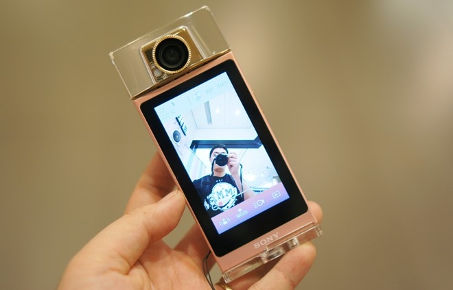 máy ảnh tự sướng mang tên Sony Cyber-Shot KW1