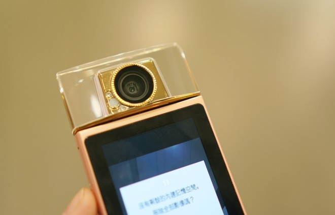 máy ảnh tự sướng mang tên Sony Cyber-Shot KW1