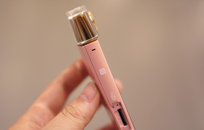 máy ảnh tự sướng mang tên Sony Cyber-Shot KW1
