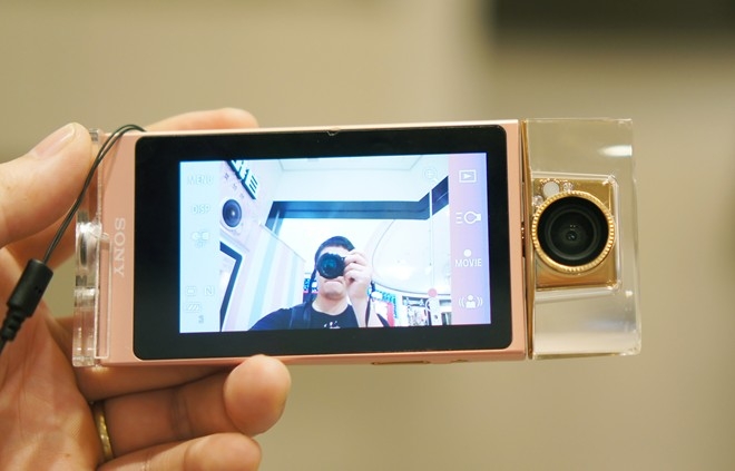 máy ảnh tự sướng mang tên Sony Cyber-Shot KW1