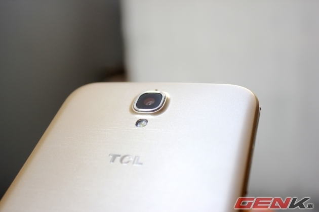 camera chính là 13 MP với đèn Flash