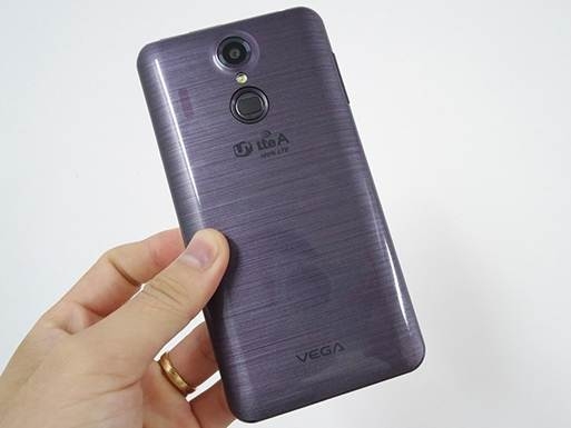 Thiết kế của Pantech Vega Secret Up A900L có nhiều nét giống LG G Pro