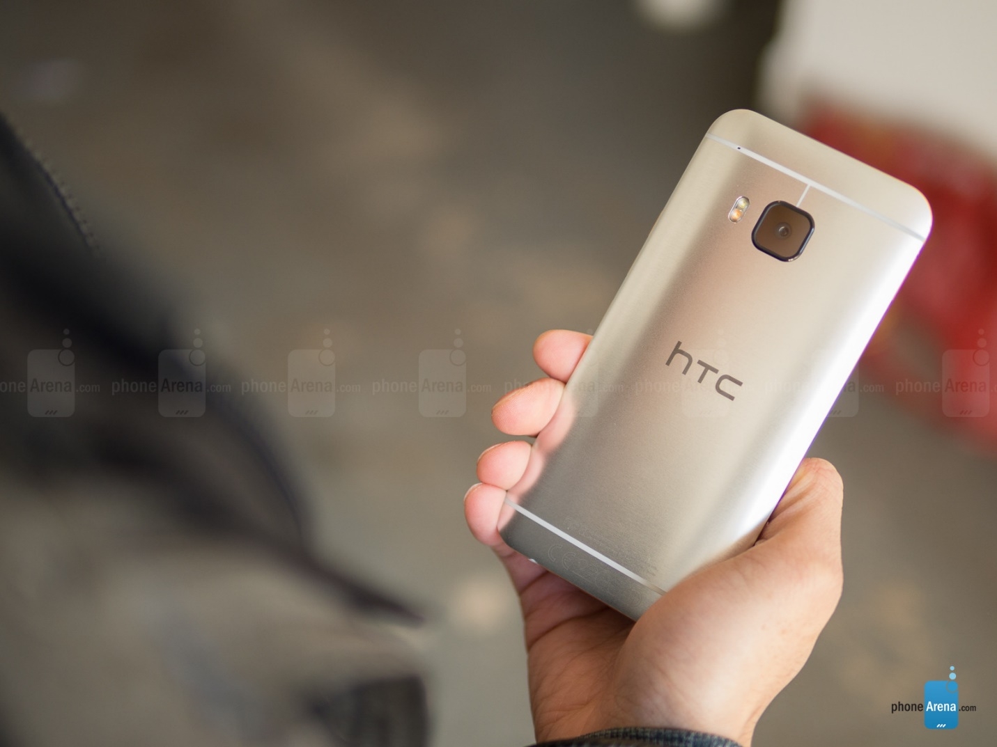 Mặt sau của HTC One M9