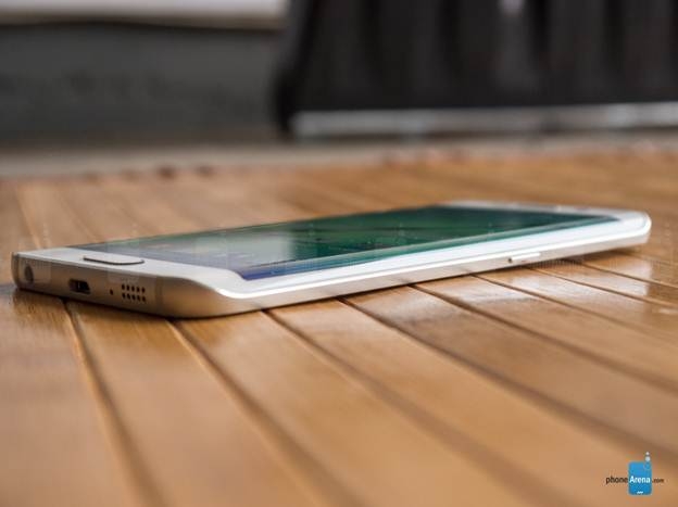 Samsung Galaxy S6 Edge sở hữu thân máy và màn hình ấn tượng