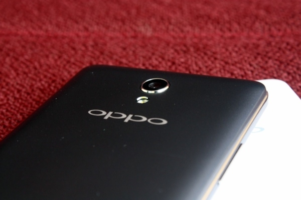 Mặt sau của Oppo Joy 3 bao gồm camera và loa ngoài