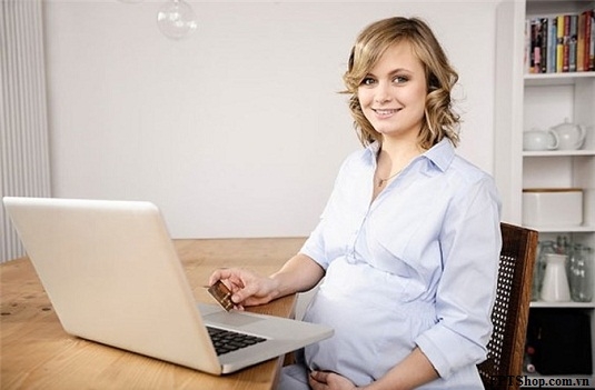 Đặt lên đùi khi sử dụng laptop