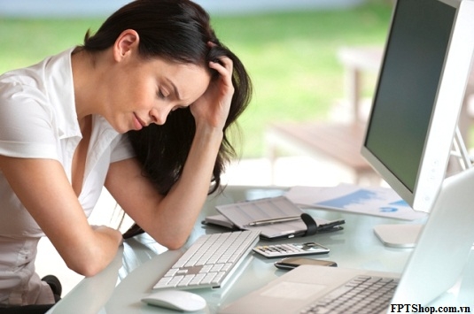 Để máy tính bật cạnh người khi ngủ