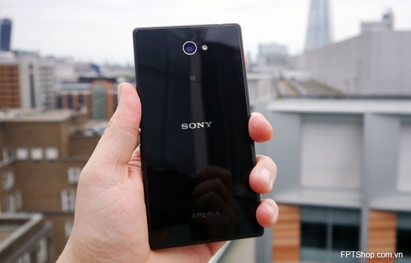 Kích thước nhỏ gọn nên cầm Xperia M2 rất dễ dàng