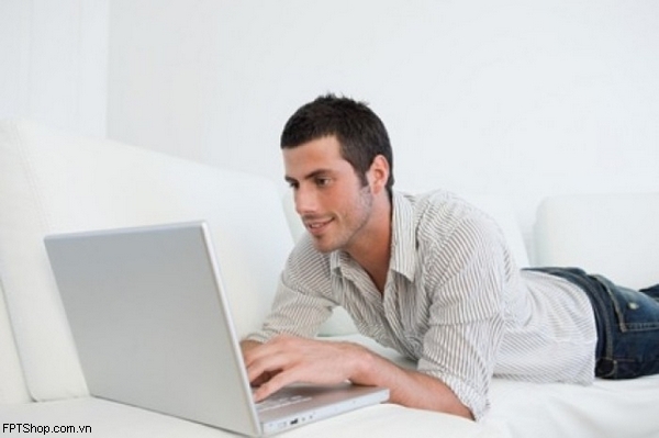 Để máy tính bật cạnh người khi ngủ