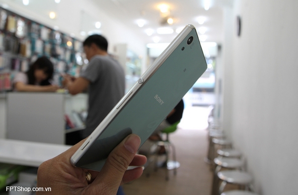 Xperia Z4 có hình thức không mấy khác biệt so với Xperia Z3+