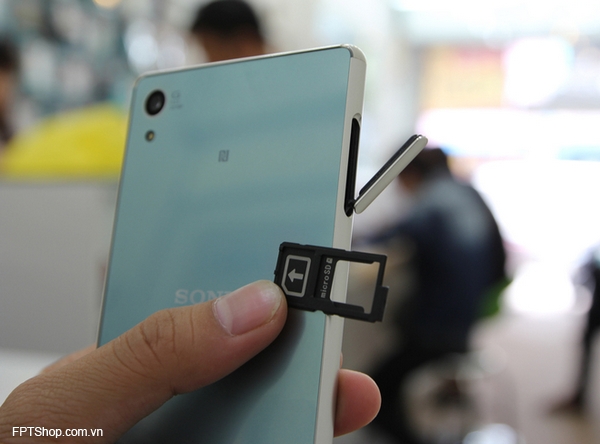 Xperia Z4 có hình thức không mấy khác biệt so với Xperia Z3+