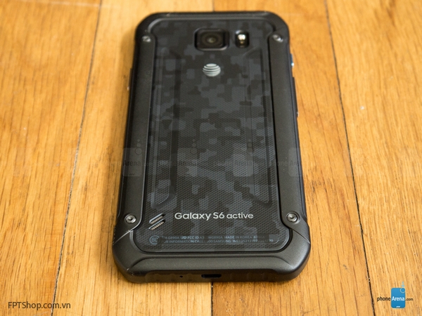 Thiết kế có phần xù xì, hầm hố của Galaxy S6 Active