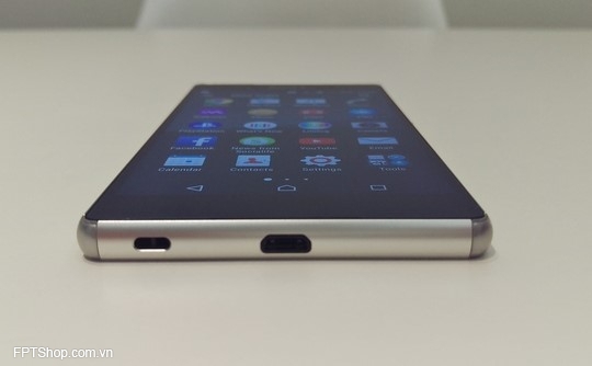 thiết kế ngoạn mục nhất của Xperia Z3+ phải kể đến cổng USB không nắp
