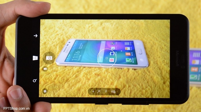 Microsoft Lumia 640 XL tỏ ra nổi trội hơn đối thủ với camera sau có độ phân giải lên tới 13 megapixel