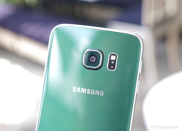 Samsung Galaxy S6 edge màu xanh ngọc lục bảo