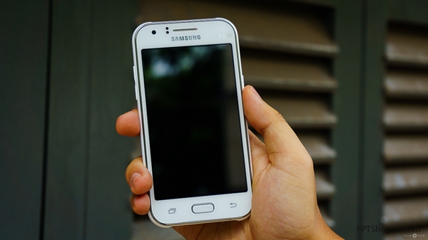 Cảm nhận thiết kế ấn tượng của Samsung Galaxy J1 qua loạt ảnh trên tay
