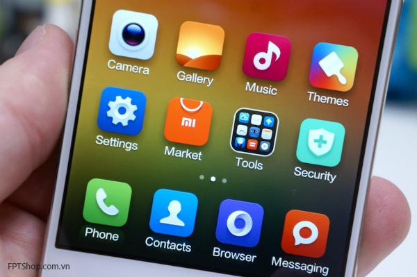Cả hai chiếc điện thoại đều chạy hệ điều hành Android
