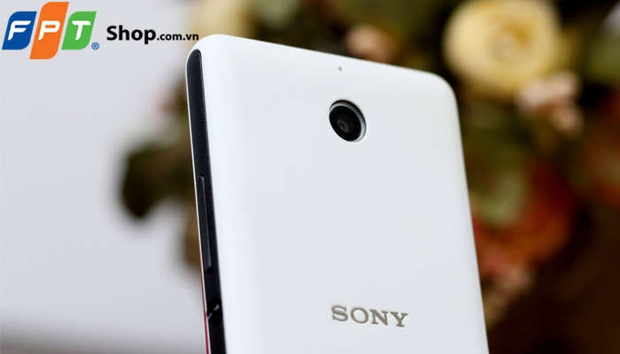 Lưu lại khoảnh khắc đáng nhớ bằng camera phía sau 3,15 megapixel