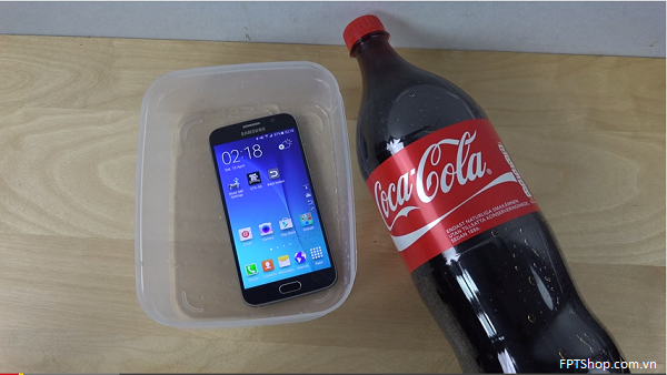 tra tấn Samsung Galaxy S6 bằng nước ngọt có gas