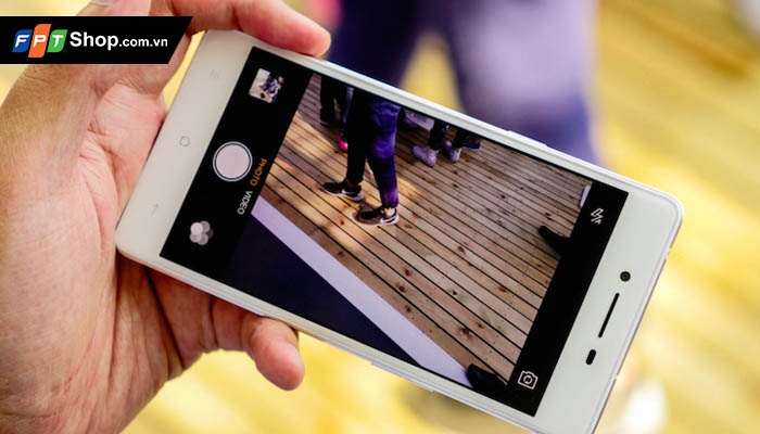 Màn hình 5 inch công nghệ AMOLED sắc nét