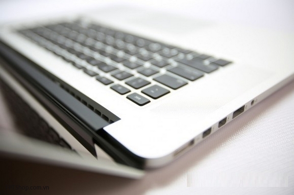 Thiết kế nguyên khối và khóa nhỏ gọn, Macbook Pro Retina không thuận tiện cho thao tác thay thế hay sửa chữa