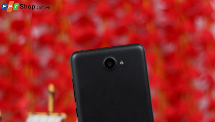 Camera trước sau của Wing Iris 50 có độ phân giải là 3 MP và 13 MP