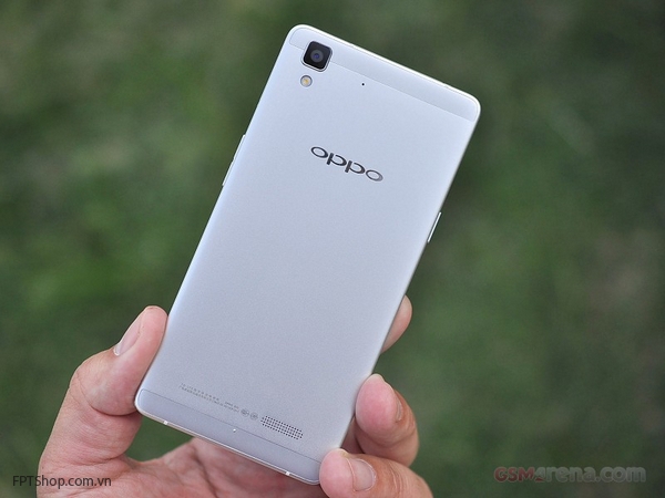 Oppo R7 và Samsung Galaxy A7 Duos có thiết kế khá giống nhau
